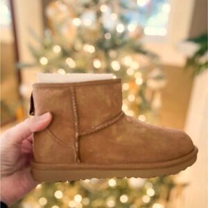 BRAND NEW UGG Girls Boots - Kids Classic Mini -Brand New Size 2 (kids)